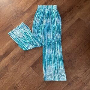 NWOT teal and white Aztec pattern palazzo pants with pockets. Size Medium